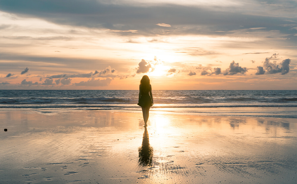 女性と海
